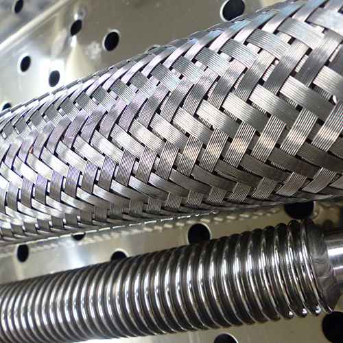 Nahaufnahme eines Edelstahl Metallschlauchs vom Typ SB mit geflochtenem Drahtgeflecht f&uuml;r flexible industrielle Rohrleitungen von Hatec Flex