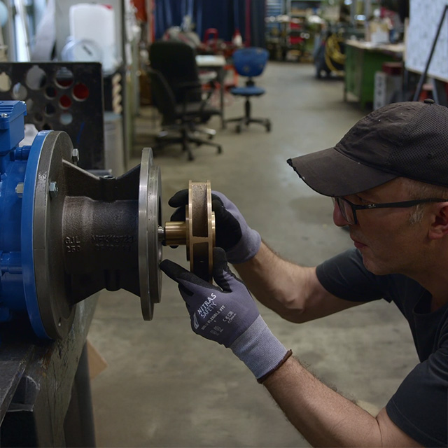 Techniker montiert Pumpenkomponente in Werkstatt Rusch Pumpen