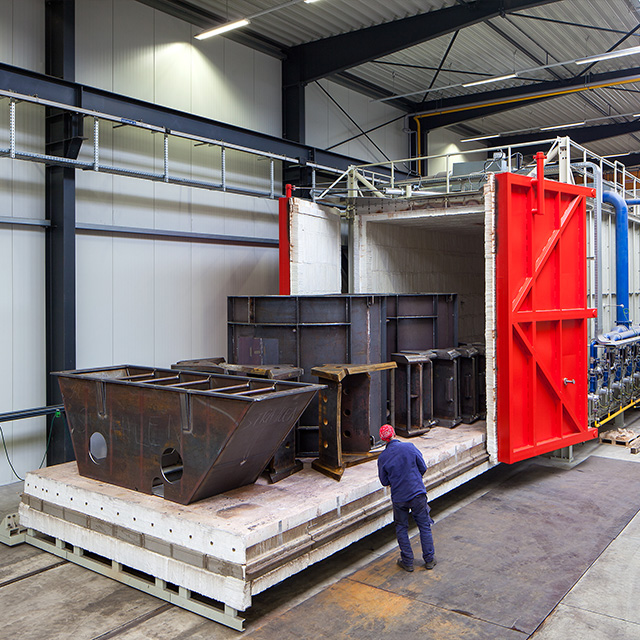 Große Industriekomponenten vor Ofenanlage für eine Wärmebehandlung - MGT