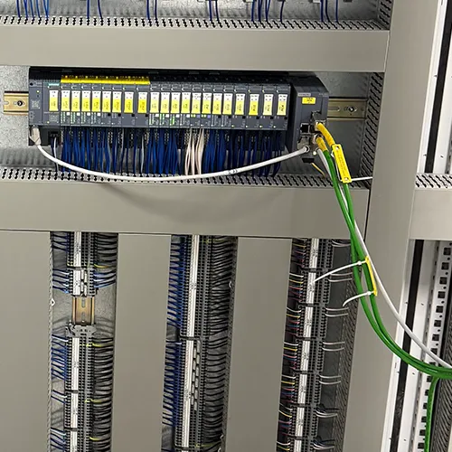 Schaltschrank mit verdrahteten Steuerungsmodulen und industrieller Automatisierungstechnik von Storm Anlagenbau