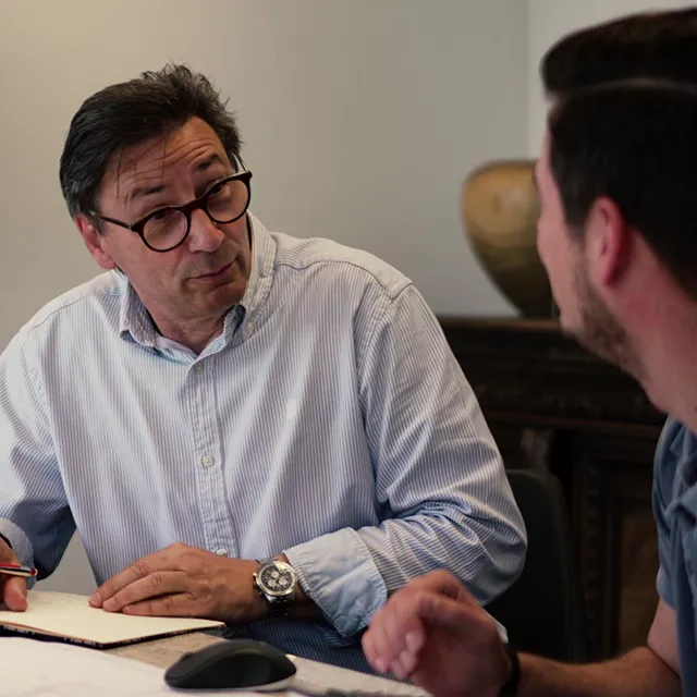 Beratungsgespr&auml;ch zwischen zwei Personen &uuml;ber technische Anlagenl&ouml;sungen bei der Storm GmbH