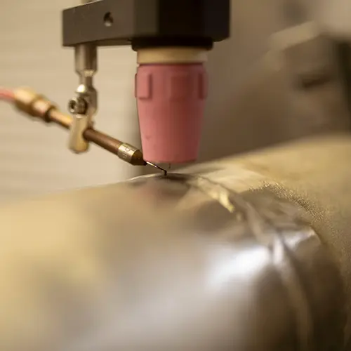 Pr&auml;zise WIG-Schwei&szlig;naht an einem Metallrohr w&auml;hrend der Fertigung bei Hatec