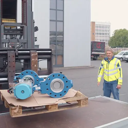 Mitarbeiter &uuml;berwacht das sichere Verladen gro&szlig;er Industriearmaturen w&auml;hrend einer Hatec Industriemontage mit Gabelstapler und Palettentransport auf dem Betriebshof