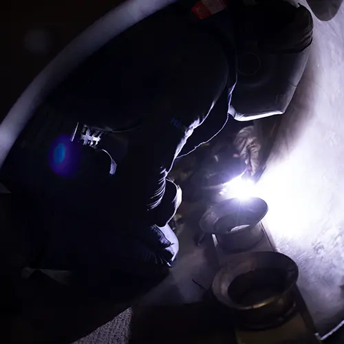 Monteure f&uuml;hren pr&auml;zise WIG Schwei&szlig;arbeiten im engen Anlagenbereich w&auml;hrend einer Hatec Industriemontage durch professionelle Montage und Instandsetzung vor Ort