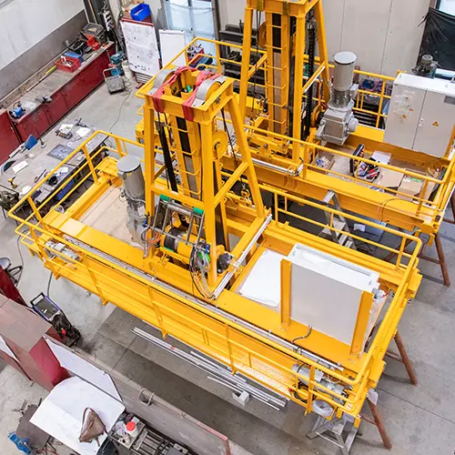 Gro&szlig;e gelbe Krananlage f&uuml;r industrielle Anwendungen in der Hatec Montagehalle mit komplexer Technik Gel&auml;ndern und Antriebseinheiten als spezialisierte L&ouml;sung f&uuml;r anspruchsvolle Projekte