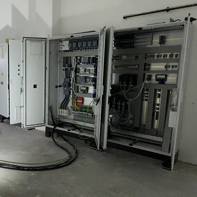 Offene Schaltschrankanlage mit verdrahteten Steuerungsmodulen und Schnittstellen zur Integration industrieller Prozesse bei Storm Anlagenbau