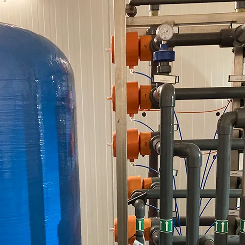 Industrielle Kreislauff&uuml;hrung mit Kunststoffrohrleitungen, Absperrarmaturen und Druckbeh&auml;lter f&uuml;r geschlossene Prozessstr&ouml;me bei Storm Anlagenbau