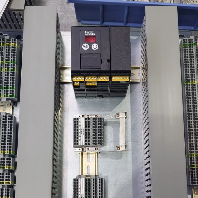 Modulare Automatisierungskomponenten und Erweiterungsmodule in einem Schaltschrank f&uuml;r zukunftssichere Industrieanlagen von Storm Anlagenbau