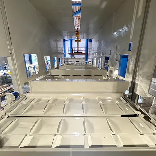 Anlagenkomponenten f&uuml;r die Oberfl&auml;chenbehandlung in der Fertigungshalle von Storm Anlagenbau, vorbereitet f&uuml;r Beschichtungs und Behandlungsvorg&auml;nge