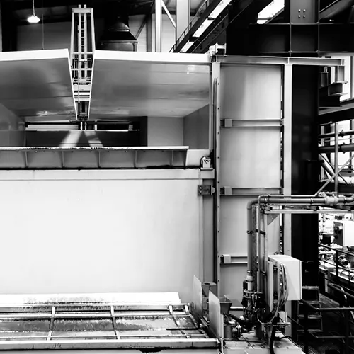 Automatisierte Anlage mit Hubsystem und Prozesssteuerung f&uuml;r industrielle Oberfl&auml;chenbehandlung bei Storm Anlagenbau