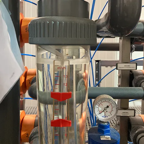 Durchflussmessger&auml;t mit Rohrleitungssystem und Druckanzeige zur transparenten Prozess&uuml;berwachung in einer industriellen Anlage von Storm Anlagenbau