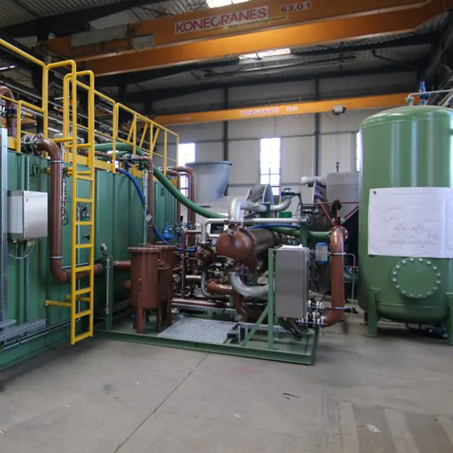 Industrielle &Ouml;lversorgungs und Vorw&auml;rmanlage von Hatec Handel entwickelt f&uuml;r gro&szlig;e Maschinen in der Drahtindustrie mit Rohrleitungen Tanks und technischen Komponenten in einer Fertigungshalle