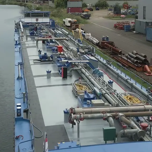 Oberdeck eines Industrie oder Binnenschiffs mit umfangreichen Rohrleitungssystemen Ventilen und technischen Komponenten als Beispiel für Lösungen im Bereich Rohrleitungssysteme und Komponenten
