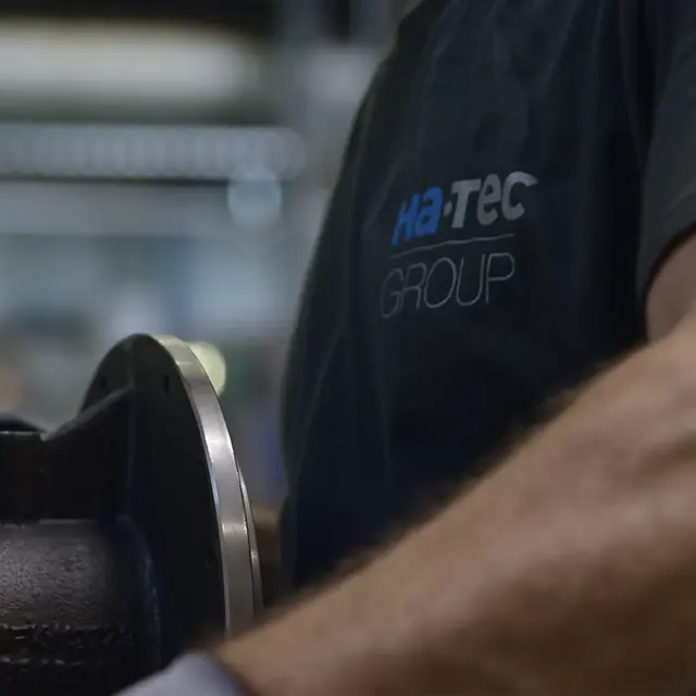 Mitarbeiter der Hatec Group arbeitet an einer technischen Komponente in der Werkstatt und steht für die Wartung und Montage von Sicherheitseinrichtungen und Protego Systemen